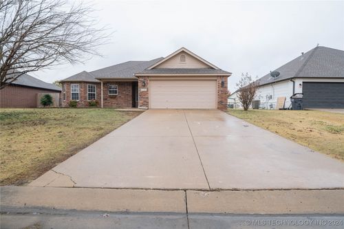 8042 Dunnwood Street, Claremore, OK, 74019 | Card Image