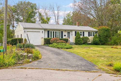 74 Coakley Road, Portsmouth, NH, 03801 | Card Image