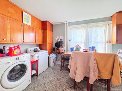 37 Wolfle St, Glen Cove, NY, 11542-3856 | Card Image