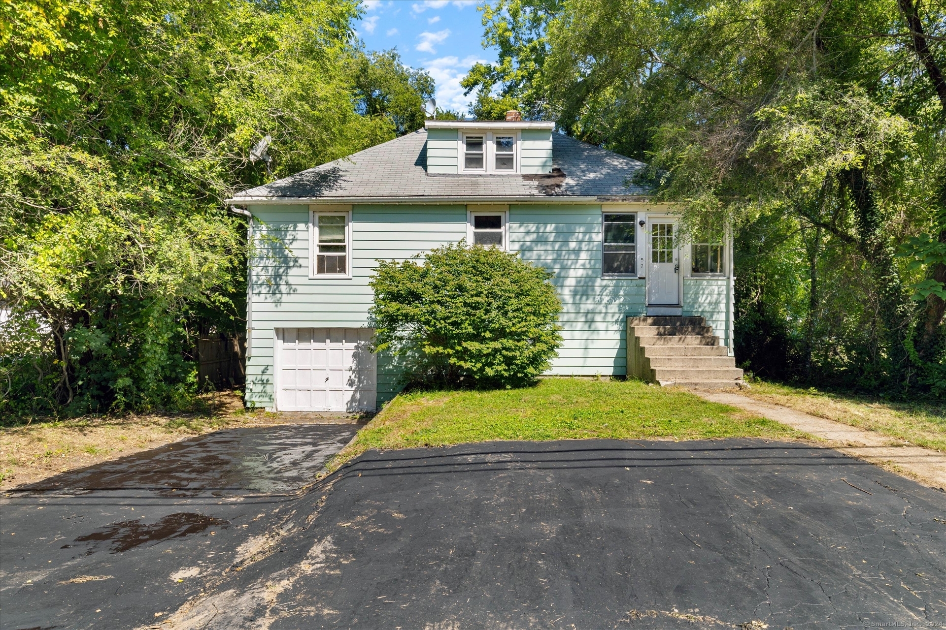 Jerome Ave, Uncasville, CT 06382