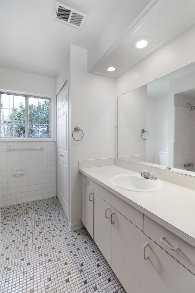 N2 - 8160 Crestview Dr, Condo with 1 bedrooms, 1 bathrooms and null parking in Sterling Heights MI | Image 7