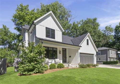 7942 Reinhardt Ln, Prairie Village, KS, 66208-4046 | Card Image