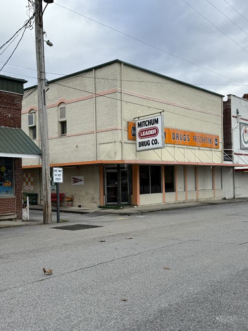 18 Spring St, Erin, TN, 37061-4068 | Card Image