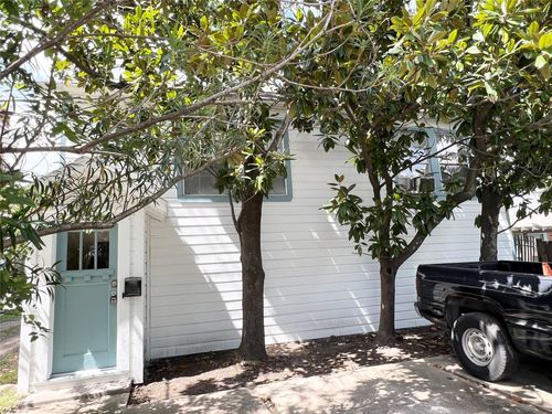 up-101 W 12th St, Houston, TX, 77008-6907 | Card Image