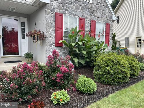 1827 Meadow Ridge Dr, HUMMELSTOWN, PA, 17036-7004 | Card Image