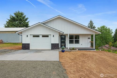 635 Elm St, Raymond, WA, 98577-3311 | Card Image