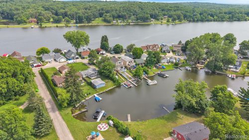 8963 Tackles Dr, White Lake, MI, 48386-1570 | Card Image