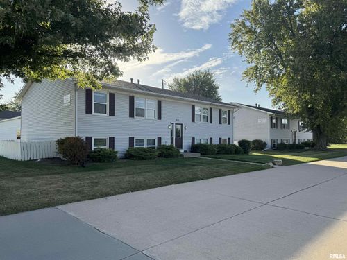 b1-415 W Cedar Lane Dr, Walcott, IA, 52773-7818 | Card Image