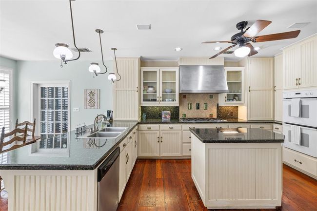 Enjoy quick and casual dining at the stylish breakfast bar. | Image 11