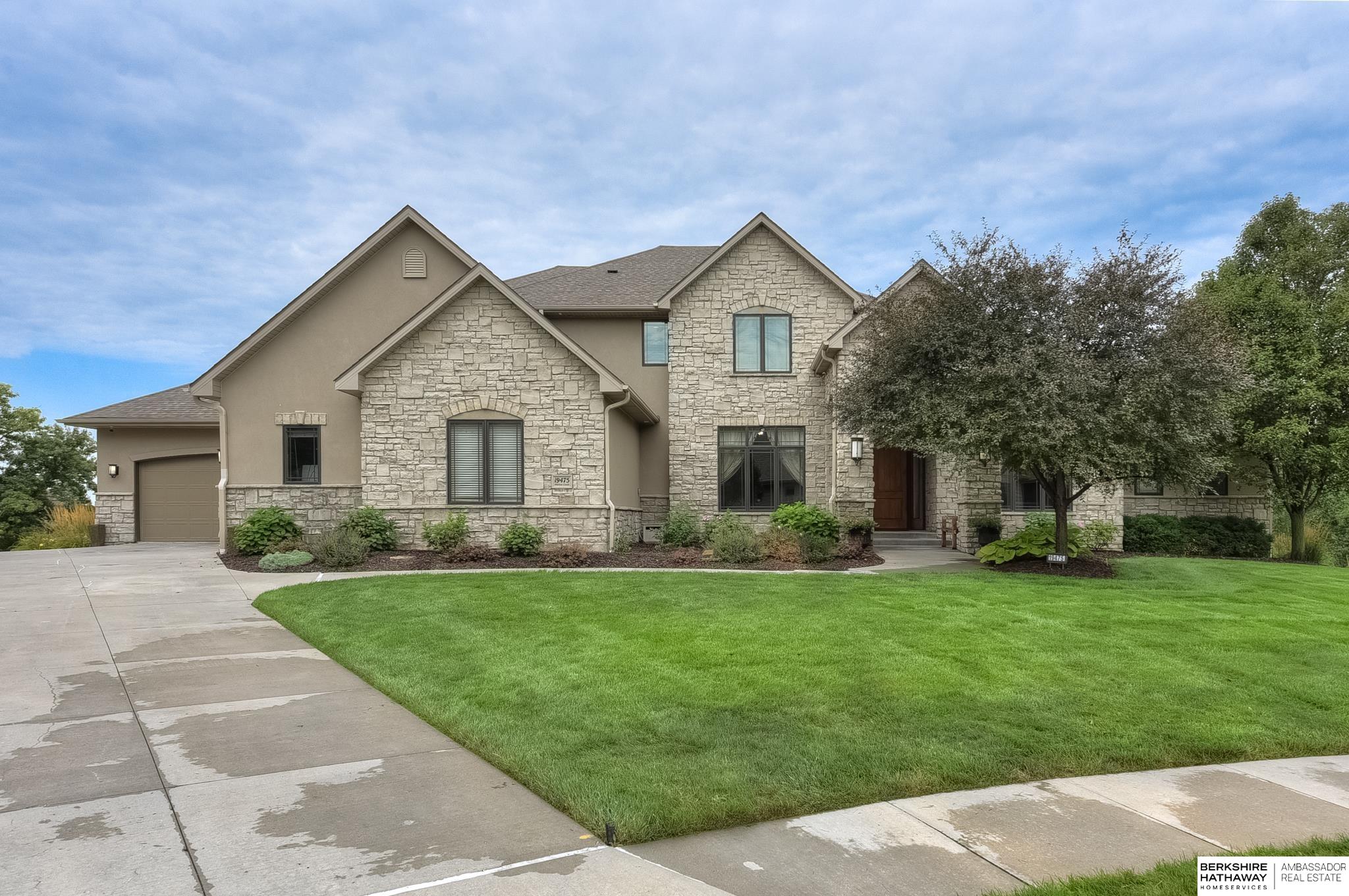 Walnut Cir, Omaha, NE 68130