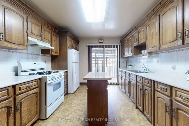140 Lisgar St, House attached with 3 bedrooms, 2 bathrooms and null parking in Toronto ON | Image 9