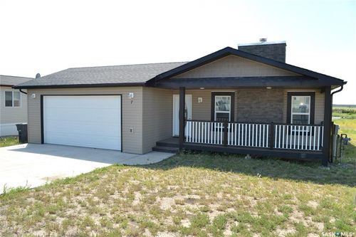7 - 2004 Alice Rd, House with 3 bedrooms, 2 bathrooms and 4 parking in Estevan SK | Card Image