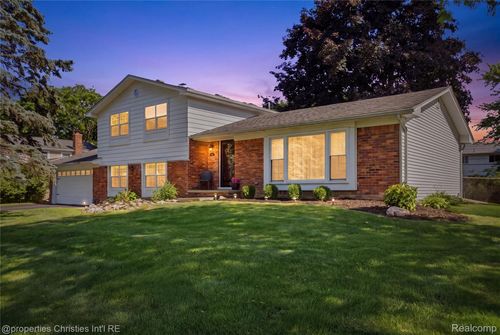 5569 Tadworth Pl, West Bloomfield, MI, 48322-4016 | Card Image
