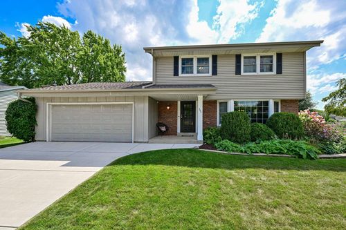 345 E Parkway Estates Drive, Oak Creek, WI, 53154 | Card Image