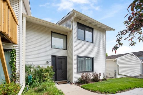36 Constitution Ct, Vernon Hills, IL, 60061-1103 | Card Image