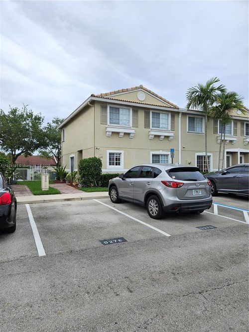 9279 Chambers St, Tamarac, FL, 33321-4152 | Card Image
