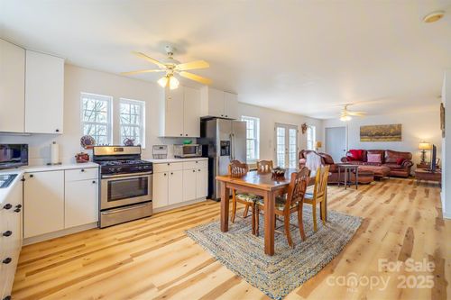 661 Old Chestnut Mountain Rd, Newland, NC, 28657 | Card Image