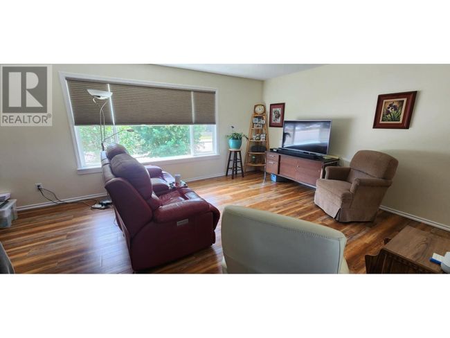 1989 Glencaird St, Home with 3 bedrooms, 1 bathrooms and 1 parking in Lumby BC | Image 5