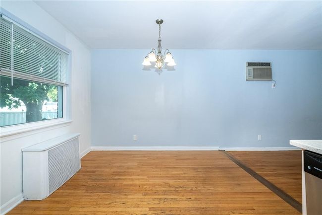 dining area | Image 6