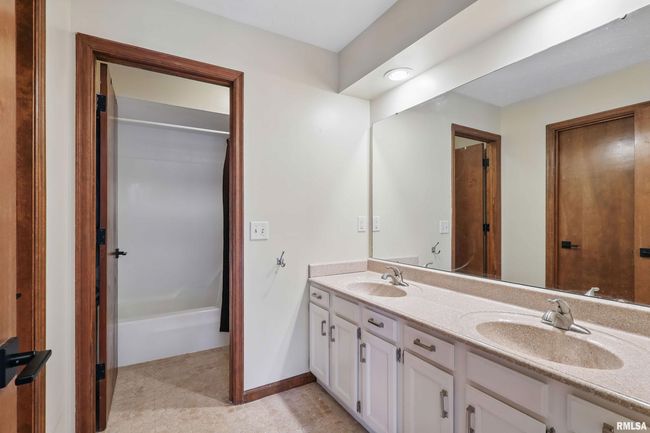 5952 Crow Valley Park Dr, Condo with 2 bedrooms, 2 bathrooms and null parking in Davenport IA | Image 22