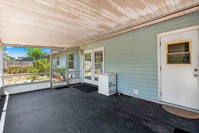 Large back patio | Image 34