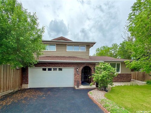 182 Lincoln Dr, House with 5 bedrooms, 4 bathrooms and 4 parking in Regina SK | Card Image