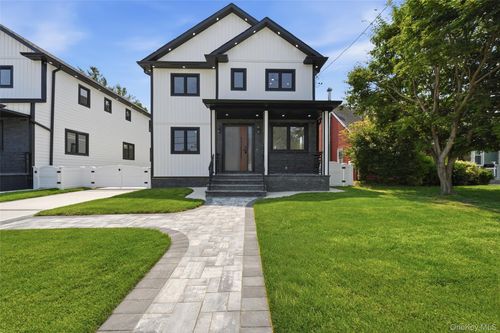 22 Surrey Ln, Hempstead, NY, 11550-3522 | Card Image