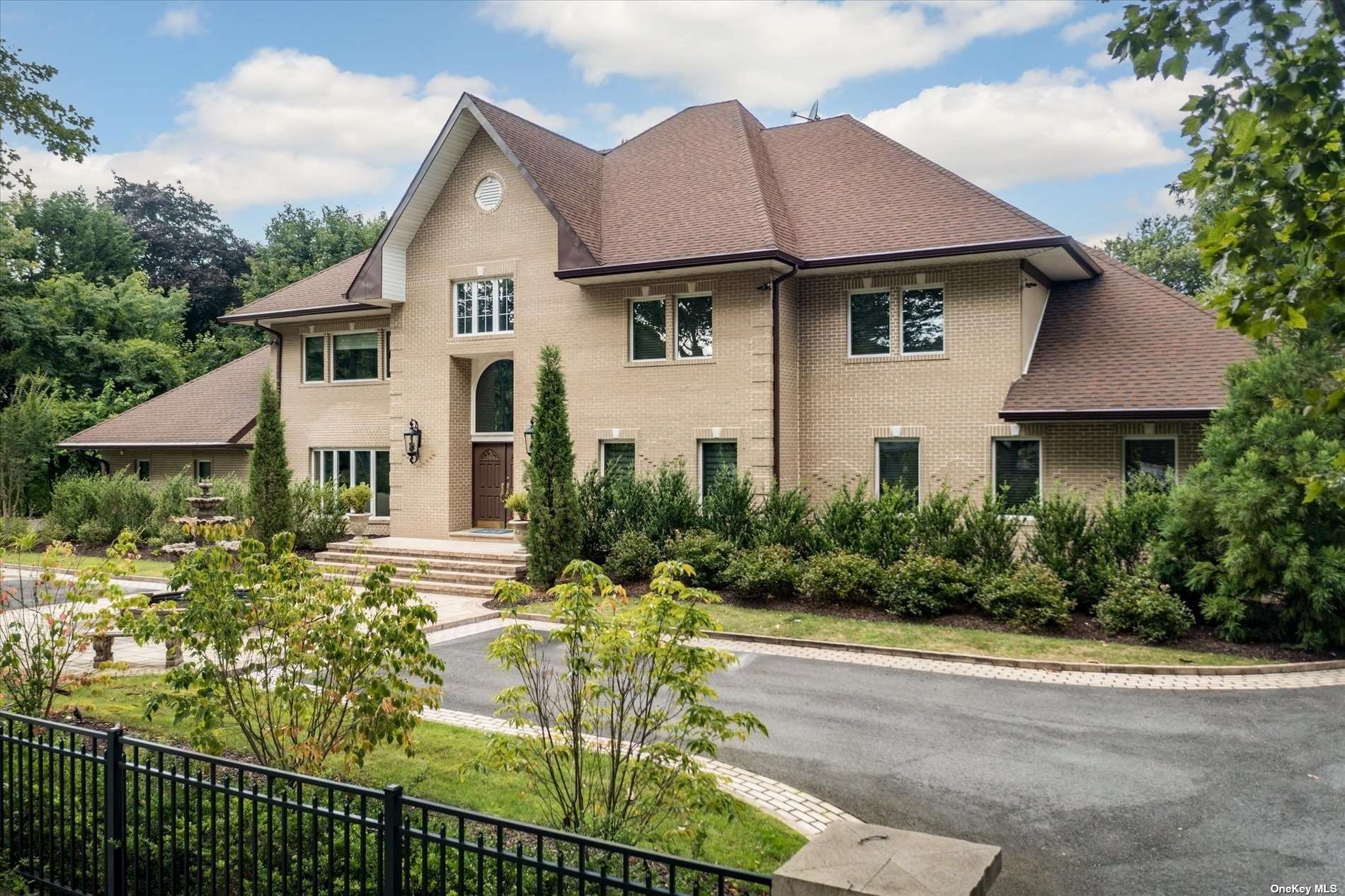 Tiana Pl, Dix Hills, NY 11746