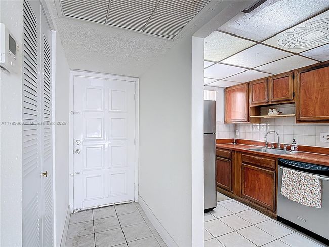 5863 - 5863 W 28 Th Ave, Condo with 2 bedrooms, 2 bathrooms and null parking in Hialeah FL | Image 5