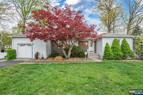 51 Chestnut Dr, Wayne, NJ, 07470-5712 | Card Image