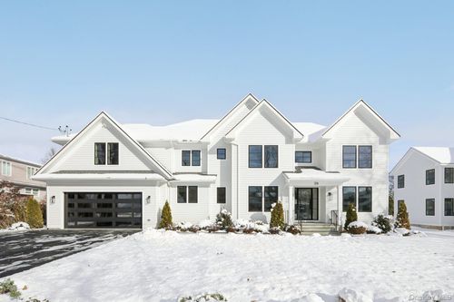 39 Potters Ln, New Rochelle, NY, 10805-3308 | Card Image