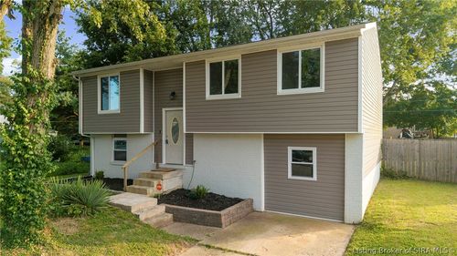 703 Saratoga Dr, Jeffersonville, IN, 47130-5643 | Card Image