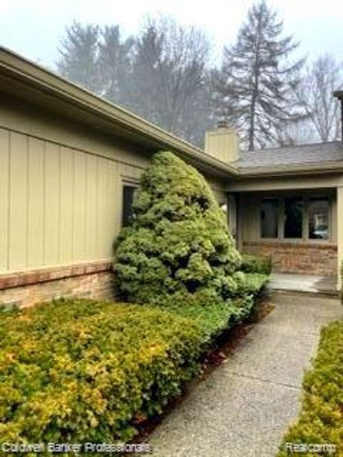 12408 Pinecrest Dr, Plymouth, MI, 48170-3061 | Card Image