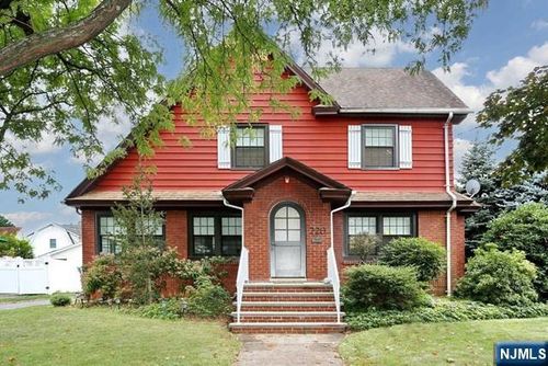 220 Raymond St, Hasbrouck Heights, NJ, 07604-1724 | Card Image