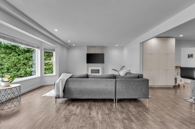 12033 261 St, House other with 4 bedrooms, 3 bathrooms and 8 parking in Maple Ridge BC | Image 9