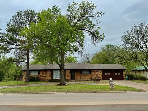 712 Indiana St, Graham, TX, 76450-3218 | Card Image