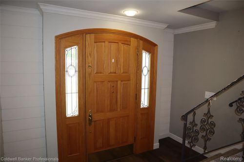 5435 Sycamore Dr, Burton, MI, 48509-1387 | Card Image