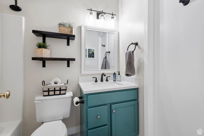 Full bath with vanity and a bathtub | Image 20