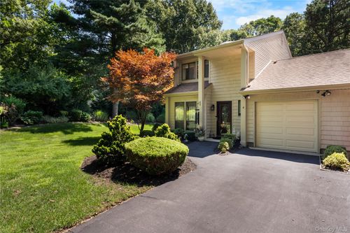 4 Lyndon Ct, Bohemia, NY, 11716-3946 | Card Image