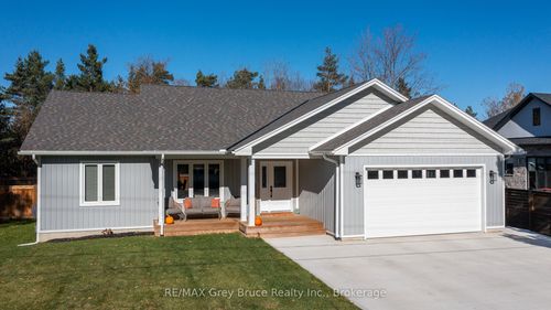 611 6th St N, Sauble Beach, ON, N0H2G0 | Card Image