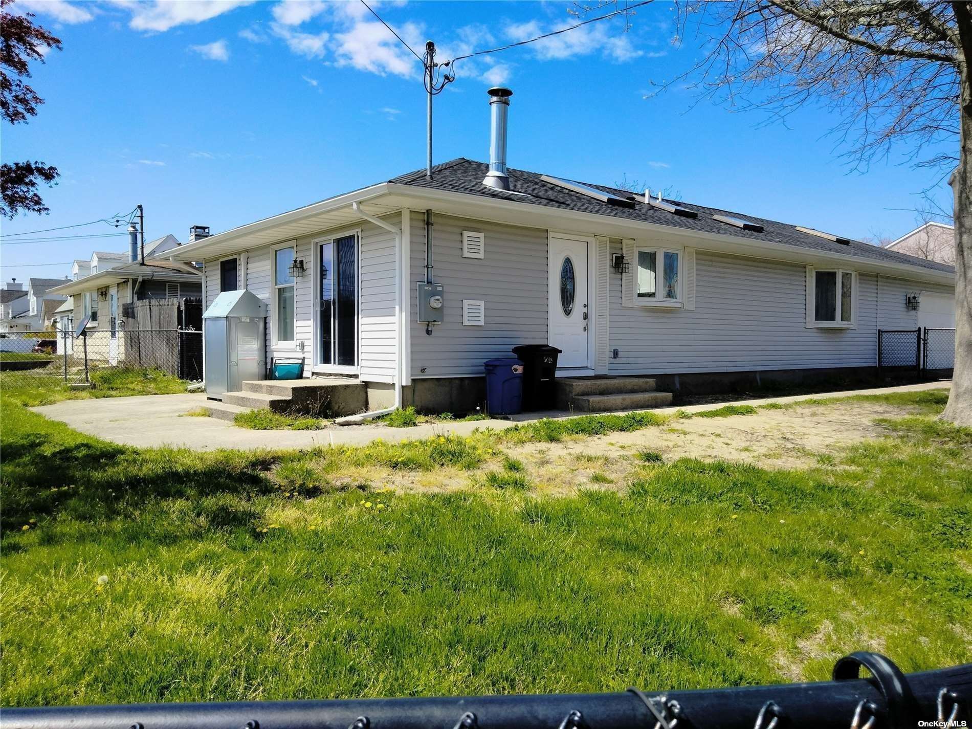 Seymour Dr, Shirley, NY 11967