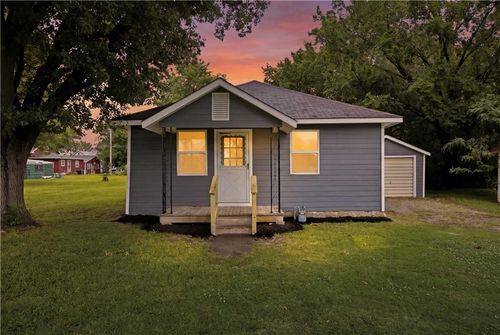 914 N 11th St, Neodesha, KS, 66757-1327 | Card Image