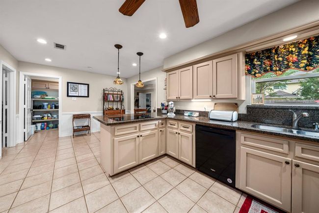 Updated Kitchen and Breakfast Room | Image 11