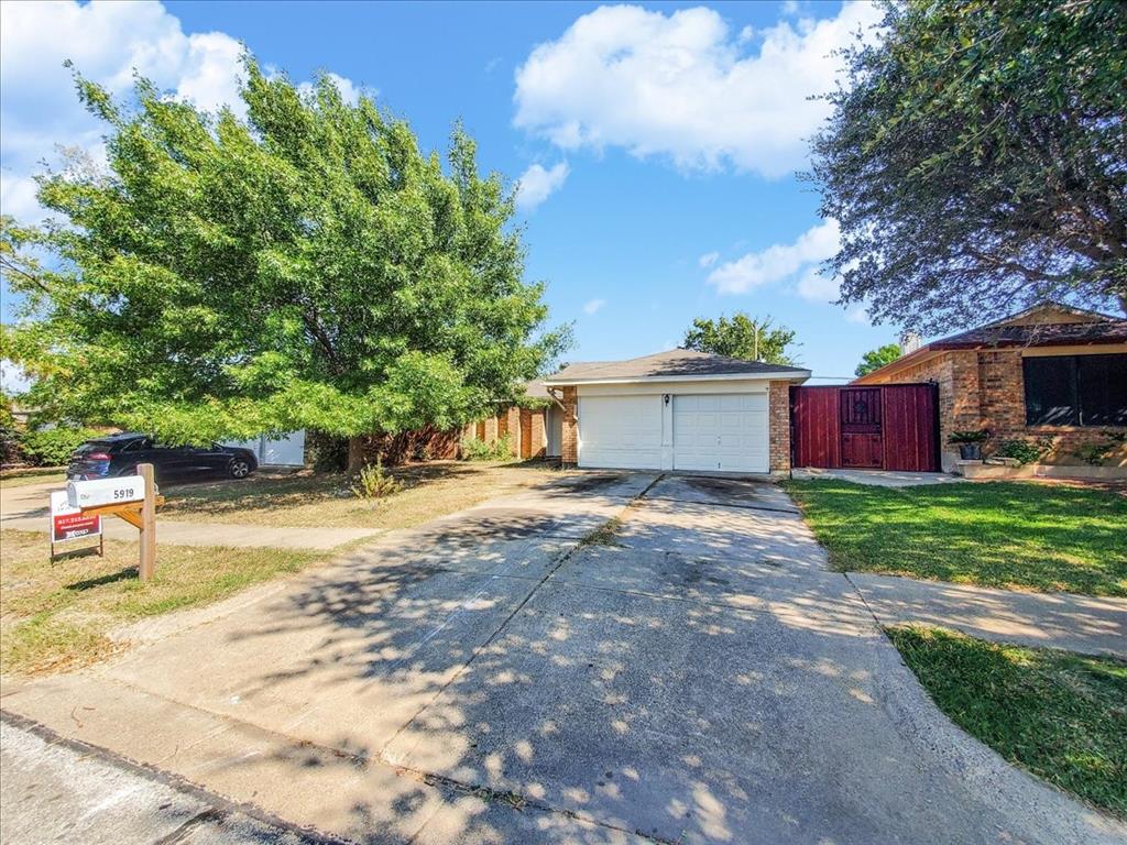 Inks Lake Dr, Arlington, TX 76018