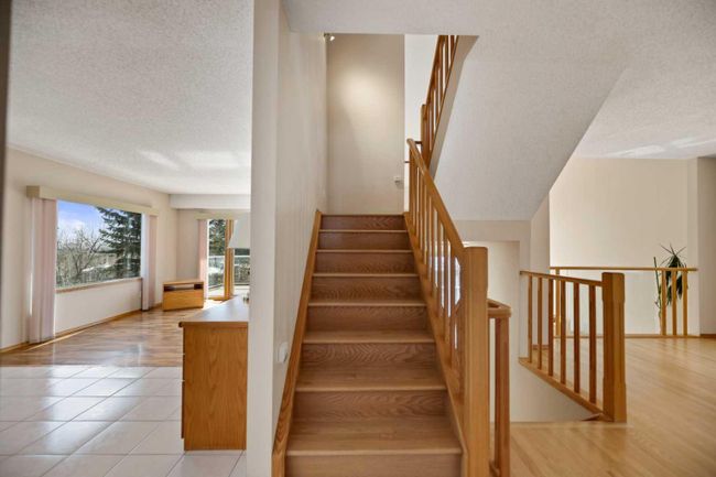 28 Stradwick Way Sw, Home with 3 bedrooms, 3 bathrooms and 2 parking in Calgary AB | Image 2