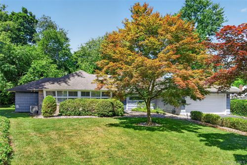 26 Oaks Hunt Rd, Great Neck, NY, 11020-1206 | Card Image