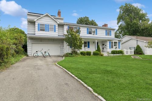 11 Colonial Ln, Bellport, NY, 11713-2905 | Card Image