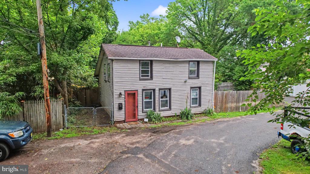 Residential in MOUNT HOLLY 4