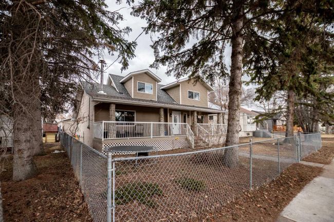 5804 44 Avenue, Home with 4 bedrooms, 3 bathrooms and 2 parking in Red Deer AB | Image 2
