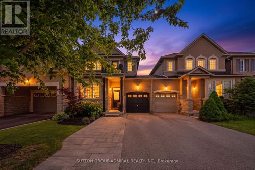 11 Clovis Street, Vaughan (Patterson), ON, L4J8W6 | Card Image